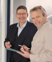 Zwei Angestellte von S+S SoftwarePartner GmbH freuen sich auf den Austausch mit Kunden